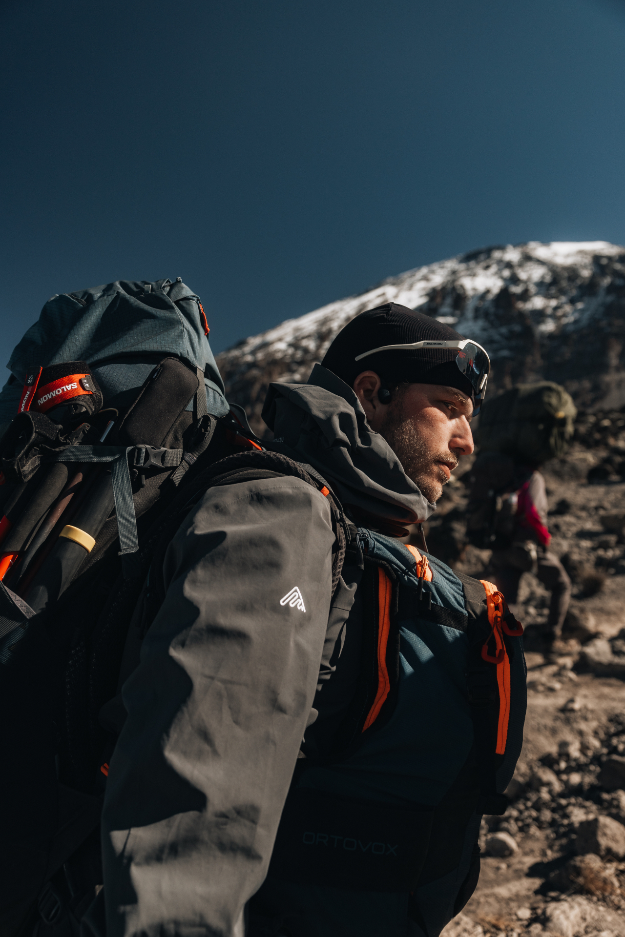 Mees van Krevelen met expeditierugzak op weg naar een besneeuwde top