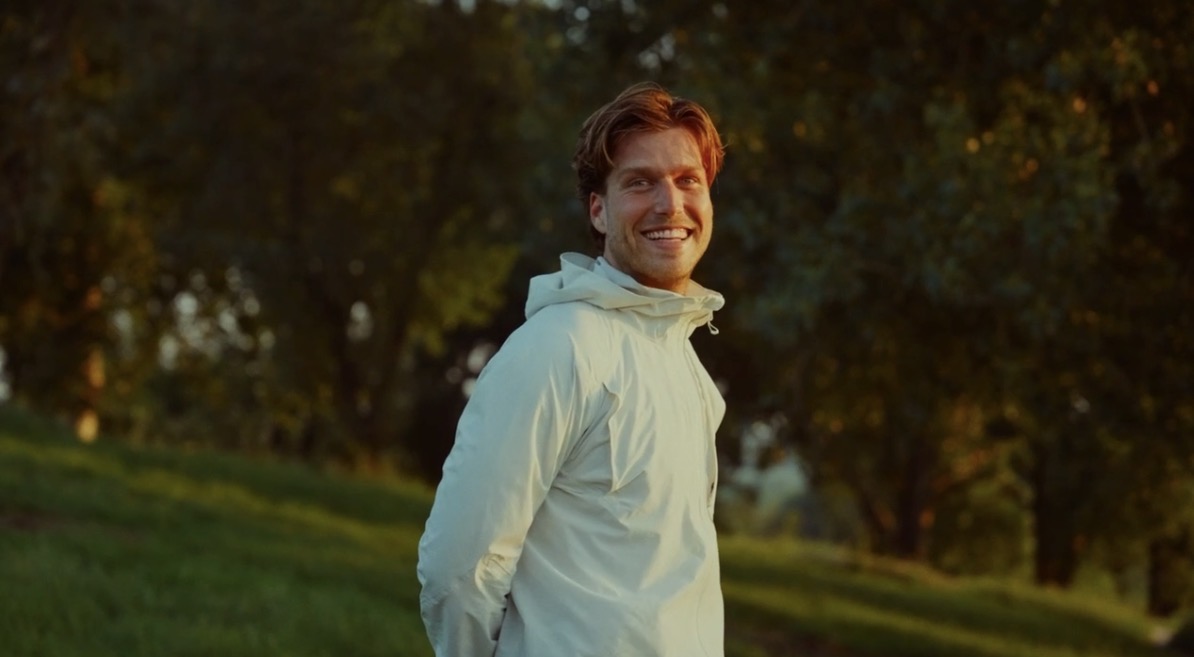 Mees van Krevelen buiten tijdens golden hour